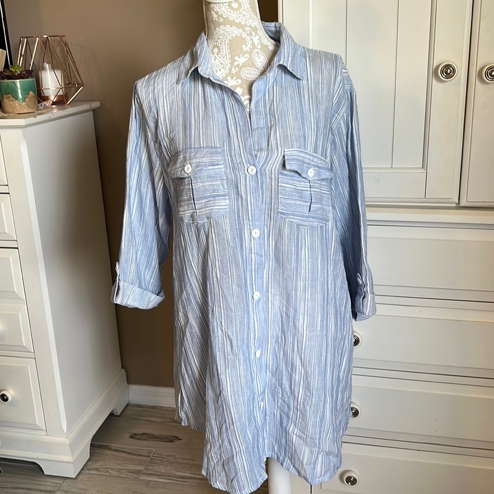 • NWOT Dotti lightweight button down with lace detailing on upper top back, L •
